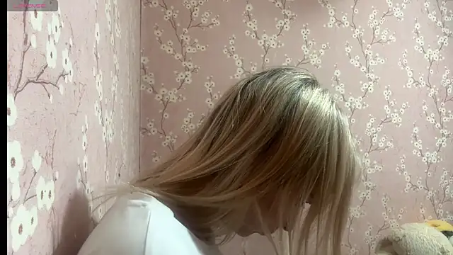 Snapshot of LiraDreamX chatting on April 2, 5:54 pm LiraDreamX online show from April 2, 5:54 pm