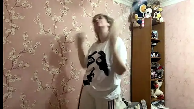 Snapshot of LiraDreamX chatting on April 3, 3:21 pm LiraDreamX online show from April 3, 3:21 pm