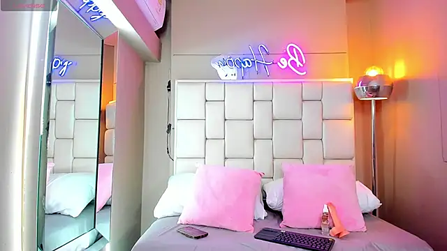 Snapshot of Evelyn_sexy18 chatting on March 21, 12:15 am Evelyn sexy18 online show from March 21, 12:15 am