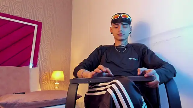 Dominic Foxx online show from March 19, 1:48 pm