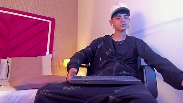 Dominic Foxx online show from April 1, 8:39 pm