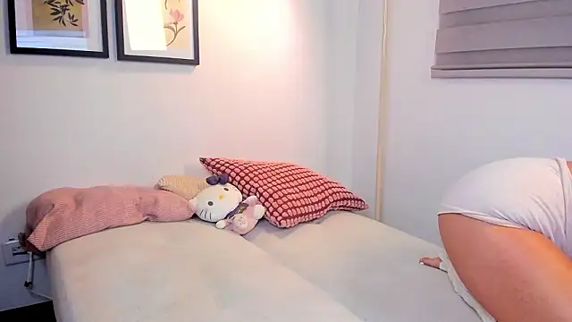 Snapshot of SarahandBast chatting on March 19, 3:43 am SarahandBast online show from March 19, 3:43 am