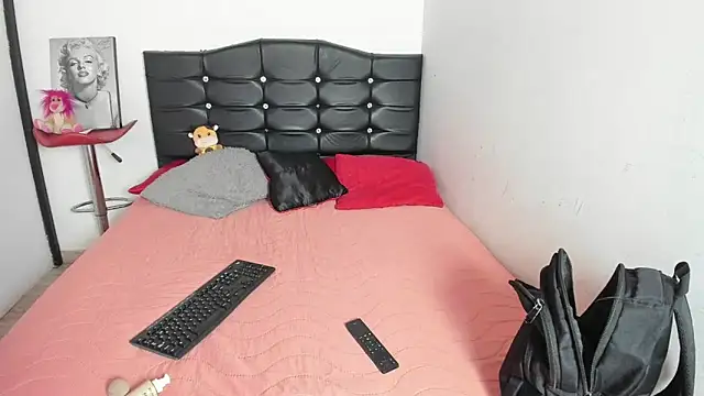 LatinaQueen23 online show from April 28, 3:50 pm