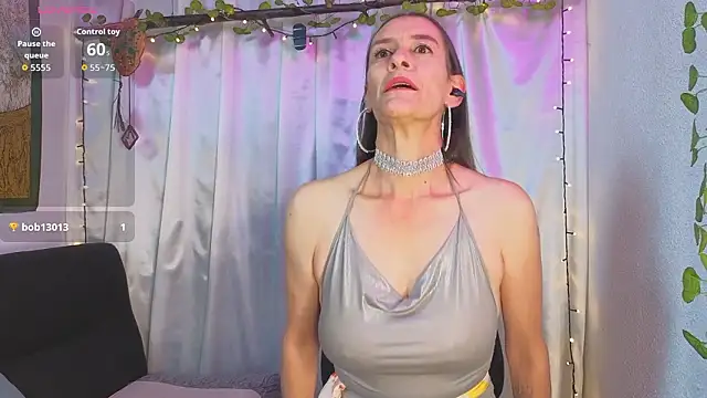 Snapshot of LeanaMaturee chatting on March 26, 12:11 pm LeanaMaturee online show from March 26, 12:11 pm