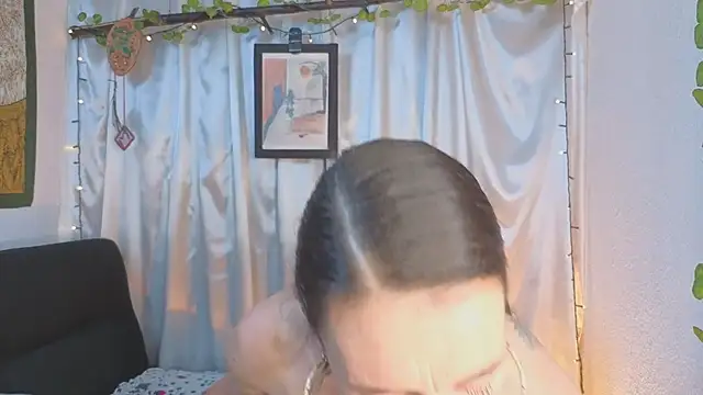 Snapshot of LeanaMaturee chatting on April 4, 12:02 pm LeanaMaturee online show from April 4, 12:02 pm