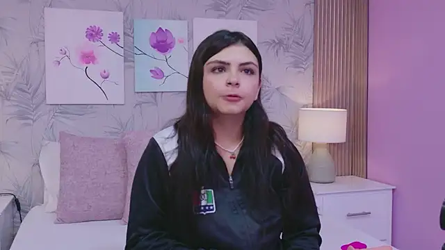 EmmaLeens online show from April 2, 11:30 am