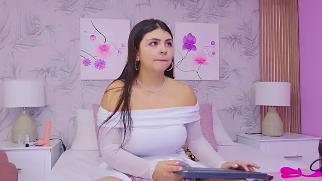 EmmaLeens online show from May 6, 11:59 am