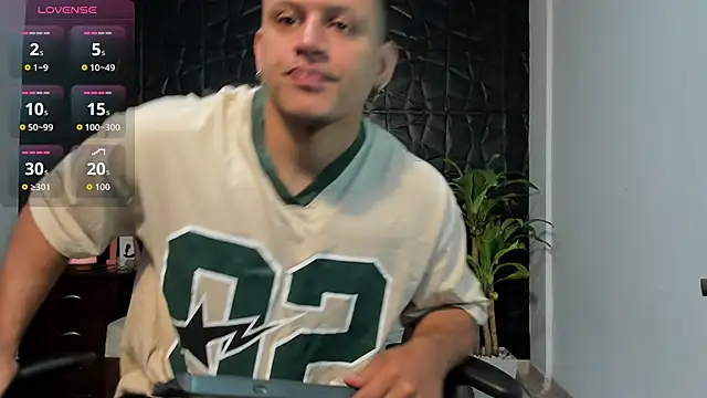 Snapshot of Alex_towerss chatting on March 17, 2:31 pm Alex towerss online show from March 17, 2:31 pm