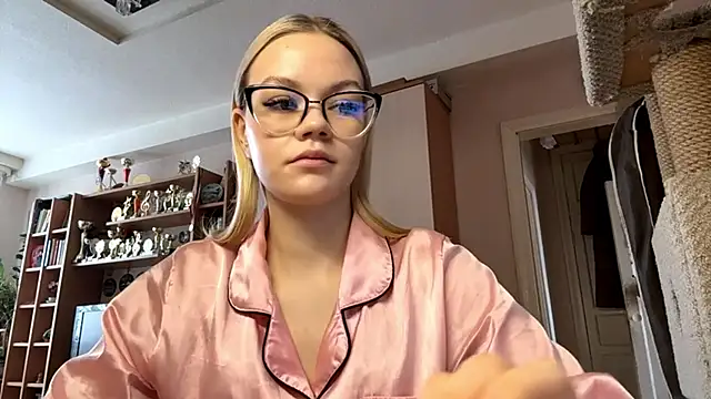 Snapshot of MiaCashe chatting on March 8, 9:02 am MiaCashe online show from March 8, 9:02 am