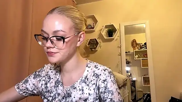 Snapshot of MiaCashe chatting on March 27, 6:18 pm MiaCashe online show from March 27, 6:18 pm