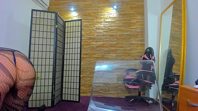 Snapshot of MiaNoirr chatting on February 27, 8:31 pm MiaNoirr online show from February 27, 8:31 pm