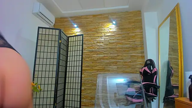 Snapshot of MiaNoirr chatting on March 5, 8:27 pm MiaNoirr online show from March 5, 8:27 pm