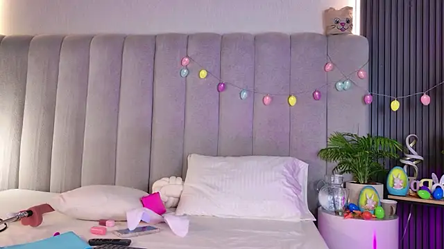 Snapshot of AlessiaAuren chatting on April 4, 7:44 pm AlessiaAuren online show from April 4, 7:44 pm