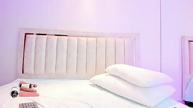 Snapshot of AlaiaMoretti_ chatting on March 13, 5:25 am AlaiaMoretti online show from March 13, 5:25 am