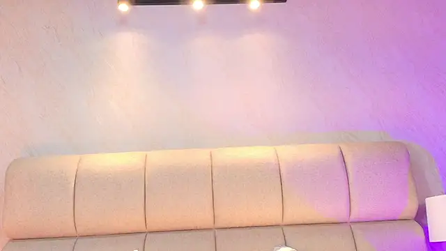 Snapshot of AlaiaMoretti_ chatting on April 5, 6:10 am AlaiaMoretti online show from April 5, 6:10 am