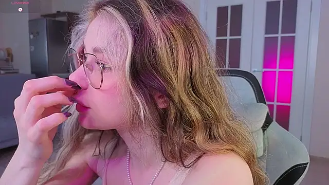 Snapshot of Dipamelly chatting on April 1, 2:01 am Dipamelly online show from April 1, 2:01 am