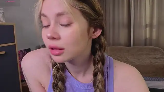 Snapshot of Dipamelly chatting on April 5, 2:09 am Dipamelly online show from April 5, 2:09 am