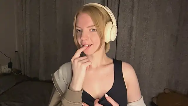 Snapshot of Marry_Sornatiko chatting on April 1, 5:43 pm Marry Sornatiko online show from April 1, 5:43 pm