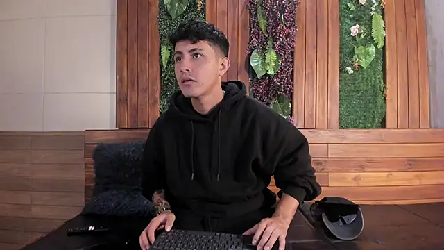 Snapshot of kamal_wolff chatting on March 18, 12:08 pm kamal wolff online show from March 18, 12:08 pm