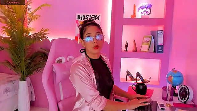 Snapshot of Holy_Lux chatting on March 11, 11:05 am Holy Lux online show from March 11, 11:05 am