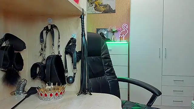 KristiTopxx online show from November 4, 8:30 pm