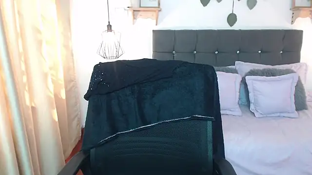 Snapshot of Emma_hassani chatting on March 29, 2:28 pm Emma hassani online show from March 29, 2:28 pm