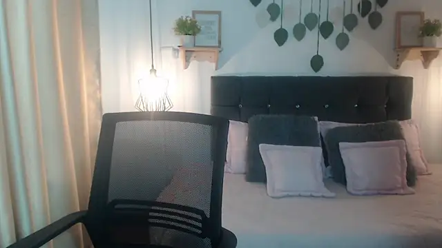 Snapshot of Emma_hassani chatting on March 30, 2:07 pm Emma hassani online show from March 30, 2:07 pm