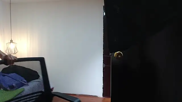 Snapshot of Emma_hassani chatting on March 31, 2:28 pm Emma hassani online show from March 31, 2:28 pm