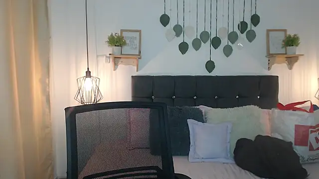 Snapshot of Emma_hassani chatting on April 1, 2:14 pm Emma hassani online show from April 1, 2:14 pm