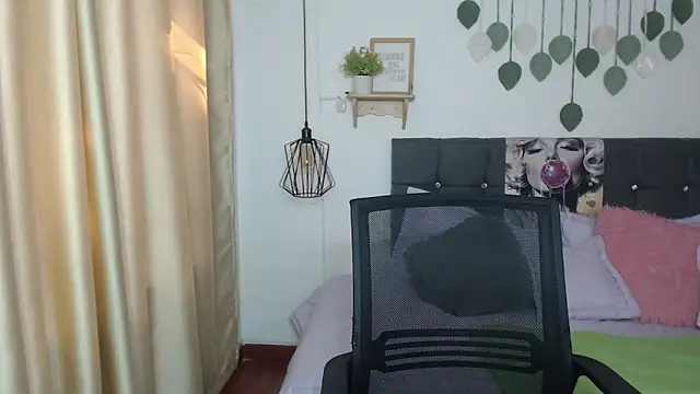 Snapshot of Emma_hassani chatting on April 4, 1:41 pm Emma hassani online show from April 4, 1:41 pm