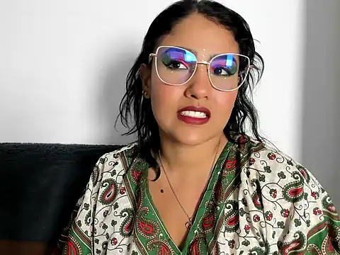 TatyGomez  online show from May 19, 3:35 am