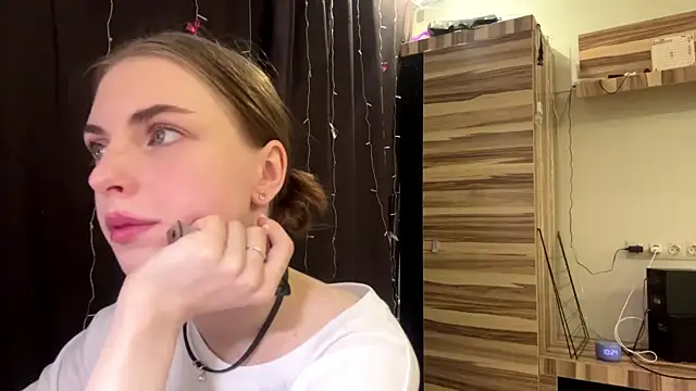 Snapshot of PollyDream chatting on March 4, 7:25 am PollyDream online show from March 4, 7:25 am