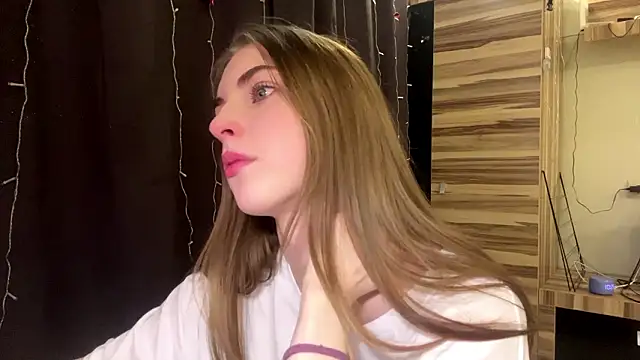 Snapshot of PollyDream chatting on March 6, 7:27 am PollyDream online show from March 6, 7:27 am