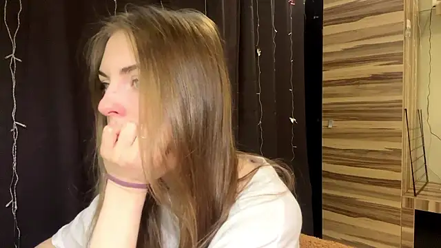 Snapshot of PollyDream chatting on March 10, 8:08 am PollyDream online show from March 10, 8:08 am