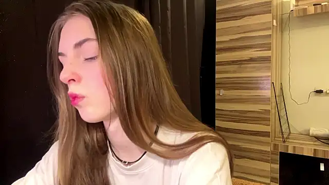 Snapshot of PollyDream chatting on March 15, 8:20 am PollyDream online show from March 15, 8:20 am