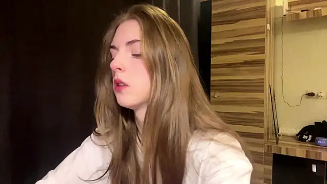 Snapshot of PollyDream chatting on March 17, 4:10 pm PollyDream online show from March 17, 4:10 pm