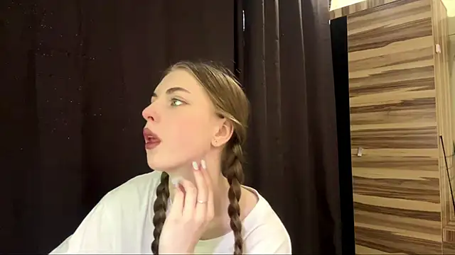 Snapshot of PollyDream chatting on March 22, 8:51 am PollyDream online show from March 22, 8:51 am