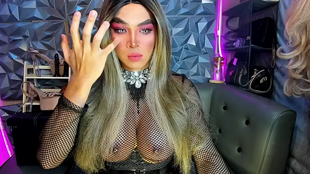 Snapshot of 10inDominant_Ayesha chatting on April 3, 12:52 am 10inDominant Ayesha online show from April 3, 12:52 am