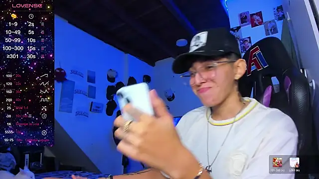 Snapshot of MIKEFONSE- chatting on March 27, 3:01 am MIKEFONSE- online show from March 27, 3:01 am