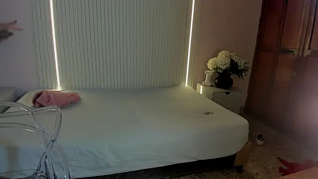 Snapshot of VioletHall2 chatting on March 17, 4:32 pm VioletHall2 online show from March 17, 4:32 pm