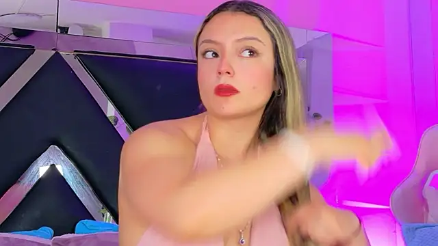 Giigii Hadid  online show from March 7, 2:58 pm