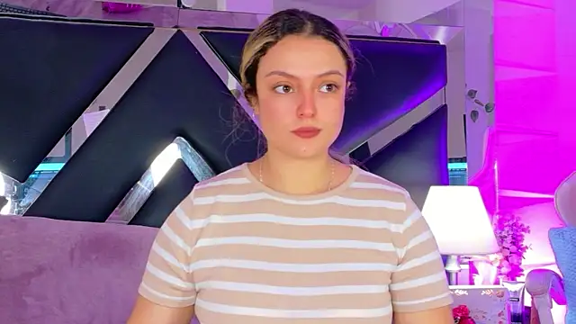 Giigii Hadid  online show from March 10, 3:28 pm