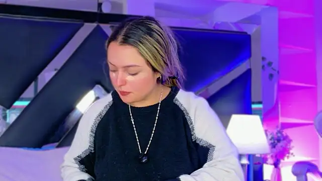 Giigii Hadid  online show from March 18, 8:12 pm