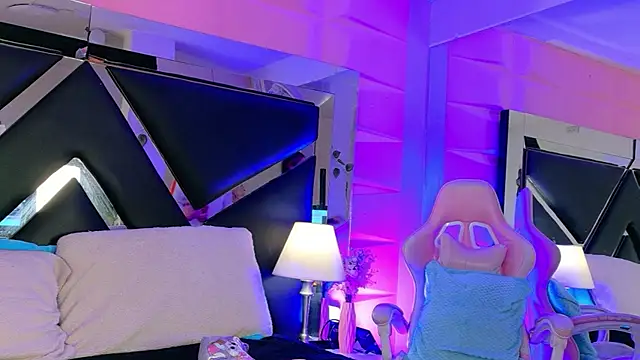 Giigii Hadid  online show from March 24, 4:01 pm