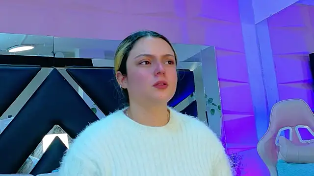 Giigii Hadid  online show from March 25, 5:08 pm