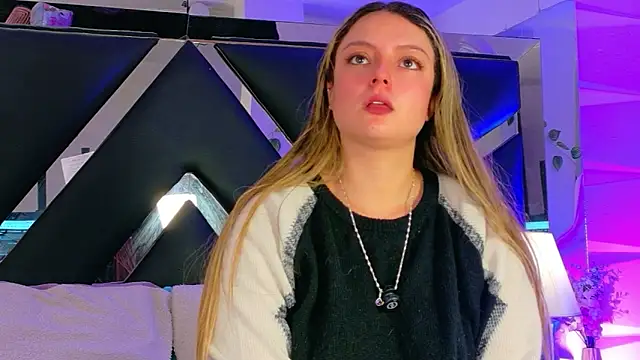 Giigii Hadid  online show from March 26, 5:07 pm