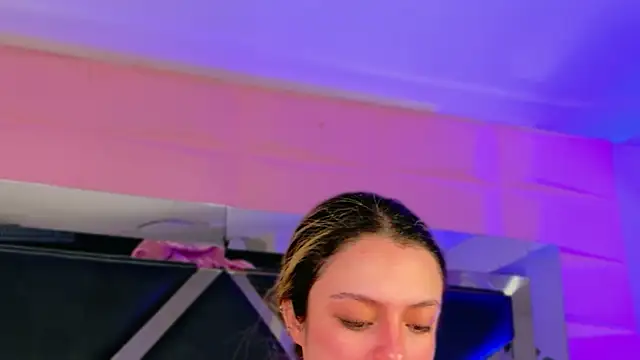 Giigii Hadid  online show from March 27, 4:29 pm