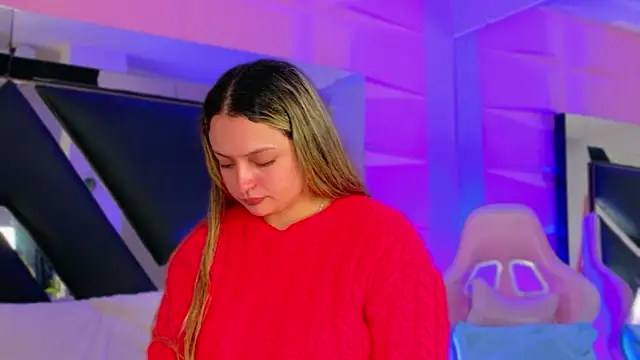 Giigii Hadid  online show from March 28, 6:40 pm