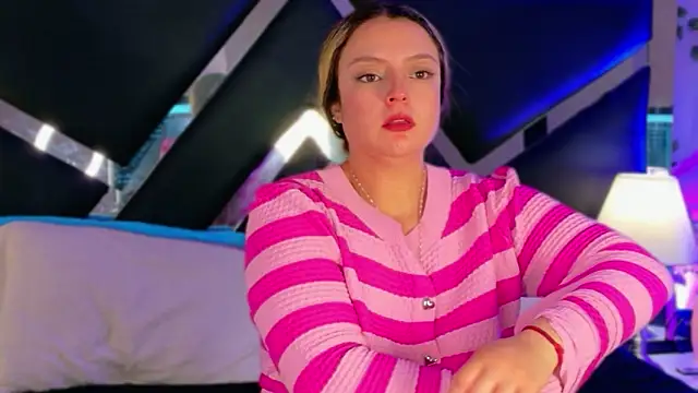 Giigii Hadid  online show from March 29, 2:06 pm