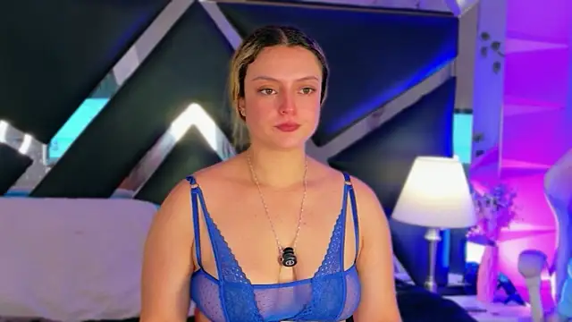 Giigii Hadid  online show from April 1, 4:37 pm